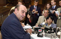 AFP. NEGOCIACIONES. Anoche, en Washington, Domingo Cavallo hizo nuevos contactos con economistas. Luego se reunió con la prensa internacional.