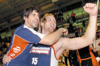 Alejandro Spigare y Alejandro Reinick dan rienda suelta a su alegría luego que obtuvieran el título en Neuquén. FOTO: AGENCIA TELAM.. 
