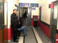 El ingreso a la Unidad de Cuidados Intensivos del Hospital de Niños se encontraba esta mañana custodiado por la policía. Foto: GUILLERMO DI SALVATORE. 