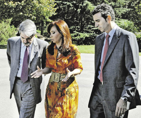 Cristina amenazó a los gobernadores con derogar el impuesto al cheque Cristina amenazó a los gobernadores con derogar el impuesto al cheque
