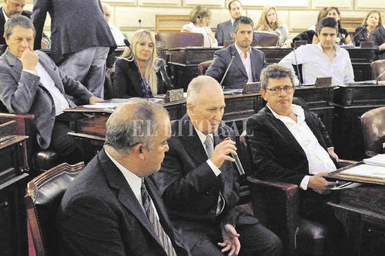Raúl Lamberto se fue de Diputados arropado por la dirigencia política Raúl Lamberto se fue de Diputados arropado por la dirigencia política