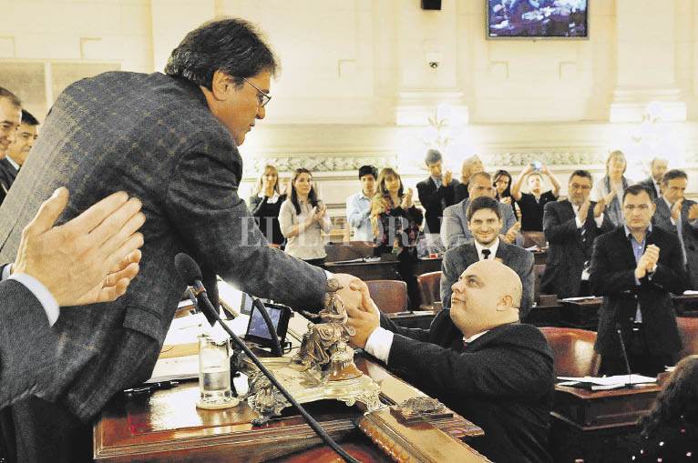 Raúl Lamberto se fue de Diputados arropado por la dirigencia política Raúl Lamberto se fue de Diputados arropado por la dirigencia política
