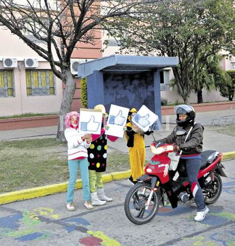 Avellaneda: los niños protagonizaron campaña inspirada en Facebook Avellaneda: los niños protagonizaron campaña inspirada en Facebook