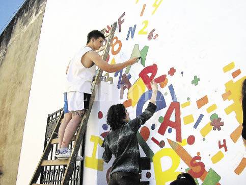 Mural en la escuela Belgrano Muestra por la convivencia Mural en la escuela Belgrano Muestra por la convivencia