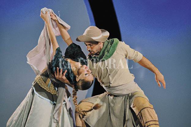El cuerpo de baile dirigido por Ariel Sosa subirá a escena este sábado, en el Centro Cultural Provincial, para presentar su último espectáculo. El cuerpo de baile dirigido por Ariel Sosa subirá a escena este sábado, en el Centro Cultural Provincial, para presentar su último espectáculo.