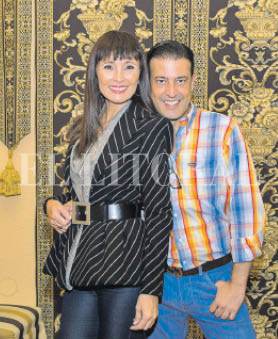 JUNTO AL DISENADOR CARLOS AGUIRRE, DE ALTA COSTURA MONTESCO.JPG