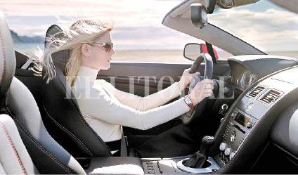P2-C-2007-ASTON-MARTIN-V8-VANTAGE-ROADSTER-MUJER.JPG