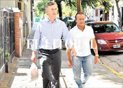 a_MACRI Y DEL SEL CON VECINA DE ROSARIO (1).jpg