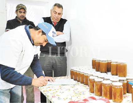 15ABRE_FIRMAN CONVENIO MUNICIPALIDAD Y APICULTORES.jpg