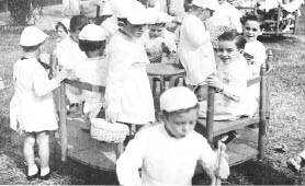 8_EN EL PARQUE INFANTIL 1942 Y MERIENDA 1941.JPG